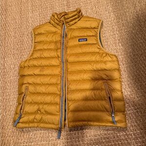Boys Patagonia Down Vest! Won ONCE size 16-18. Equivalent to Adult small!